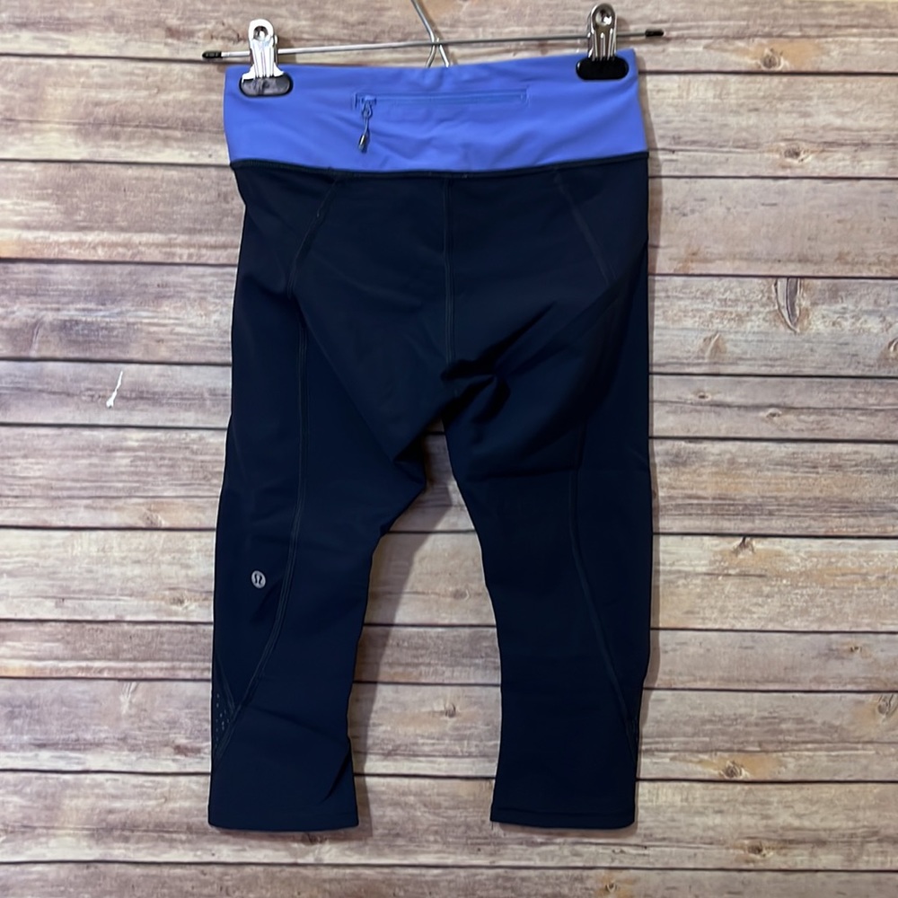 Lululemon Cropped Leggings Navy Blue and Periwinkle Size 4 EUC C1 - Picture 5 of 8